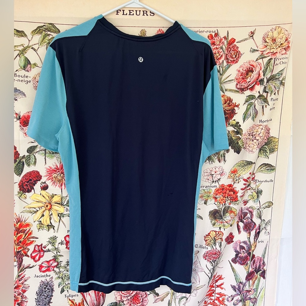 Men’s Lululemon short sleeve athletic shirt. Light blues front, navy back. - Picture 2 of 4